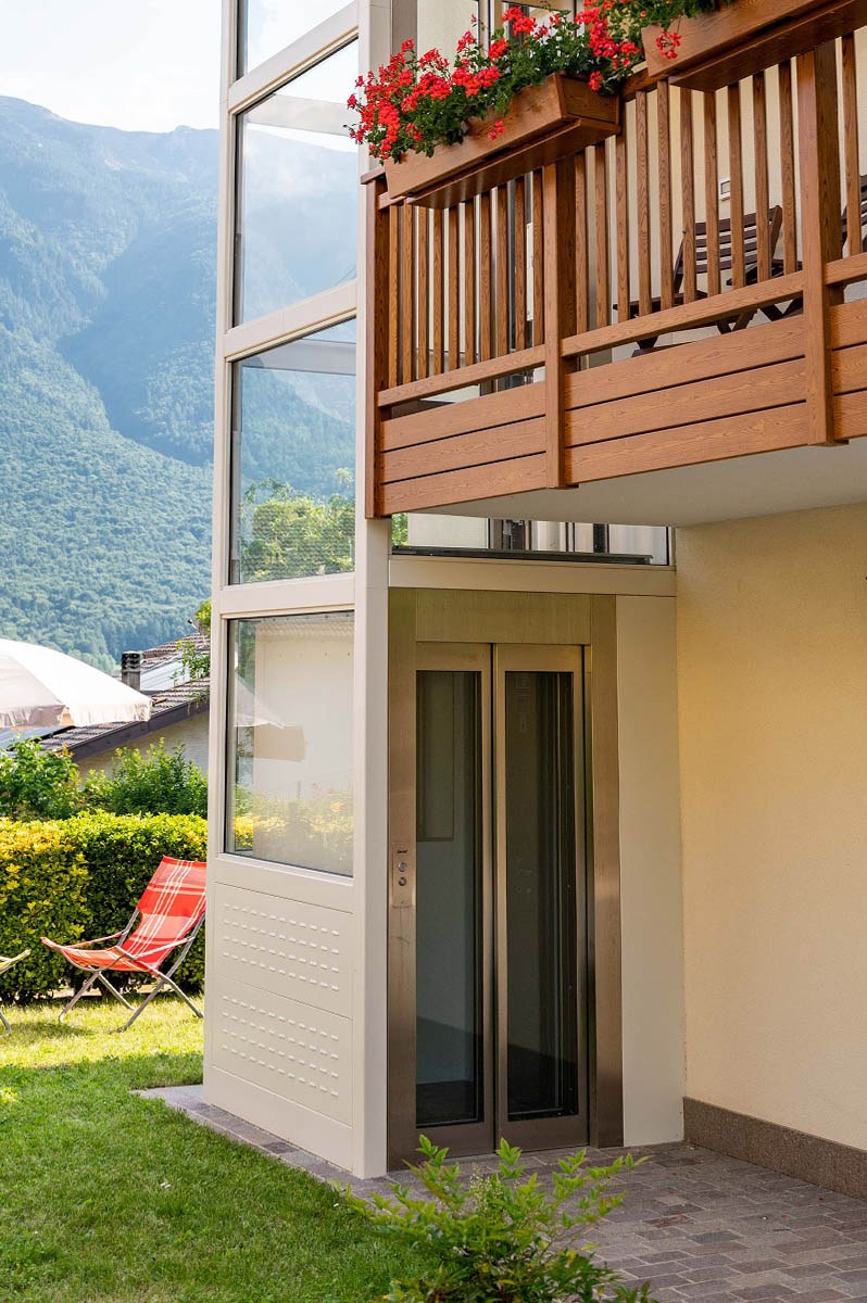 Daldoss residential platform lift on a home exterior